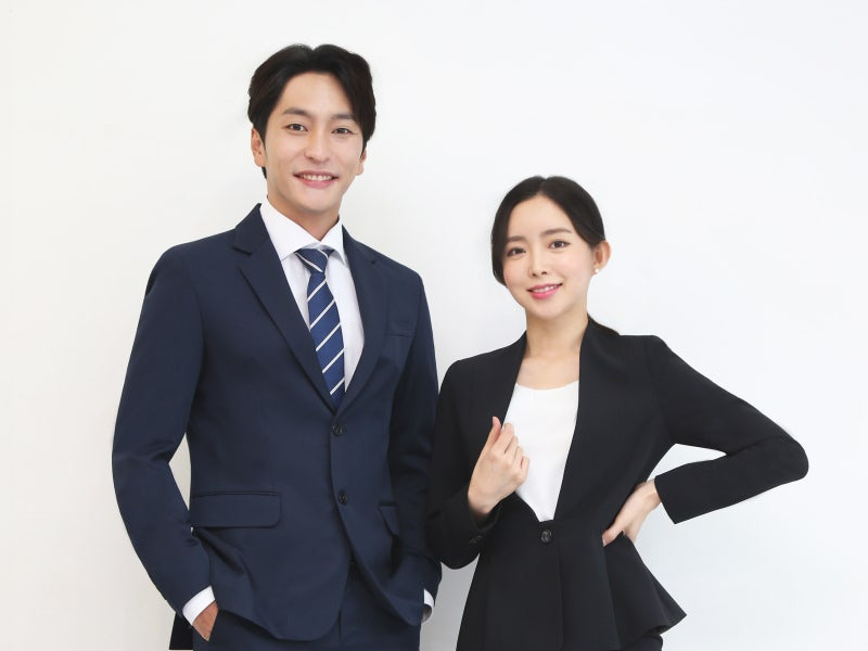 정장을 입은 남녀 사진