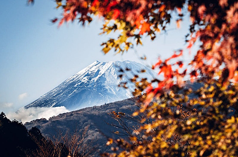 일본여행-단풍과-후지산의-모습