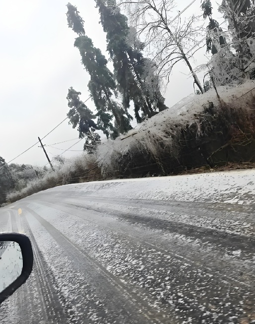 도로가얼음으로얼어있는사진