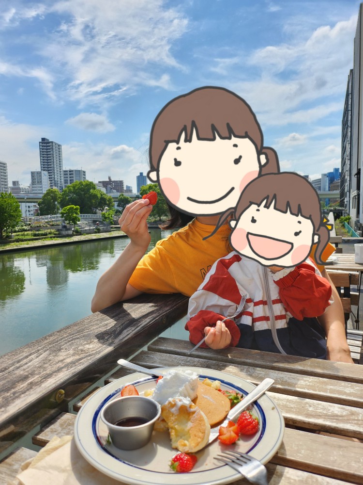 수플레 팬케이크를 먹는 엄마와 아이