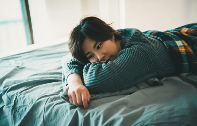 엎드려 있는 여성