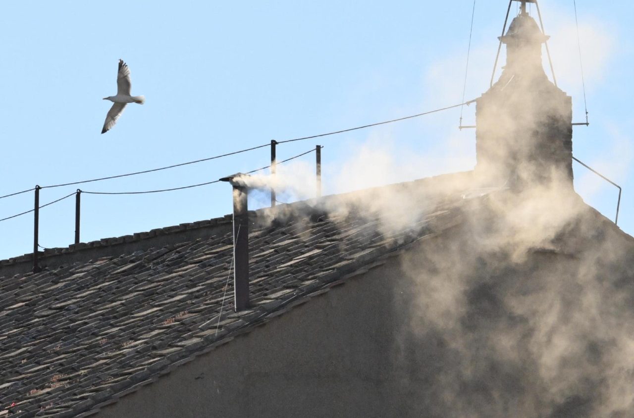 교황 선출을 의미하는 흰 연기