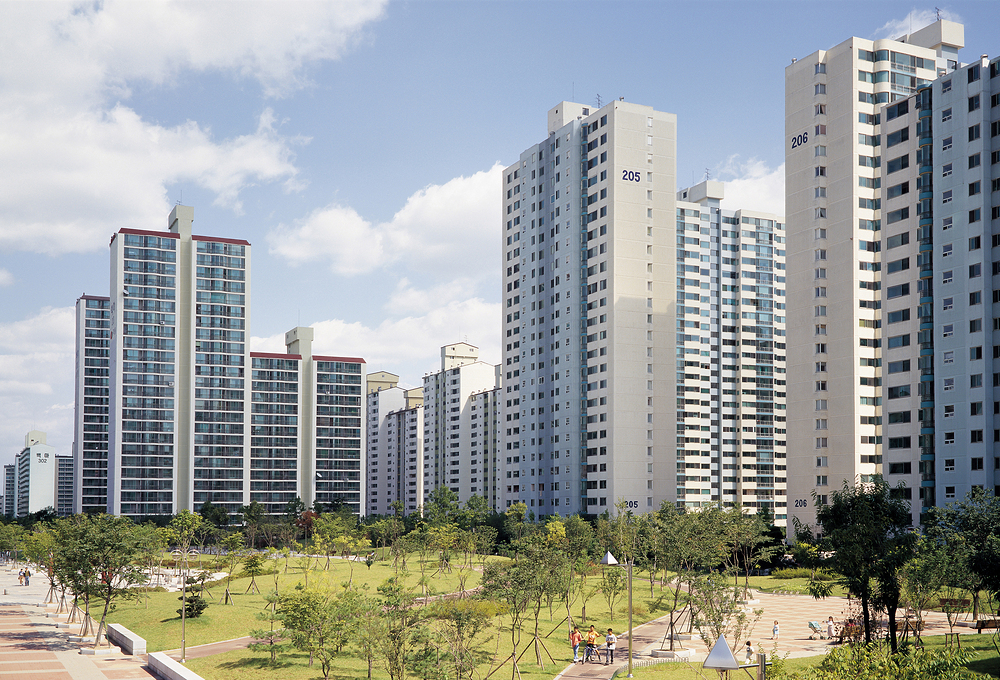 지속가능한 용기와 포장재, 재활용 가능한 건축물 등 잘 알려진 친환경 재료들이 점점 더 많이 이용되고 있습니다.