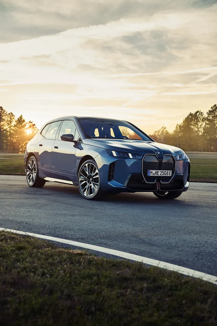 BMW iX 자동차 이미지