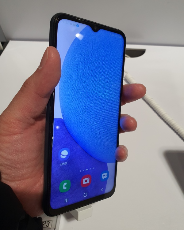 손에-쥐어진-갤럭시A23