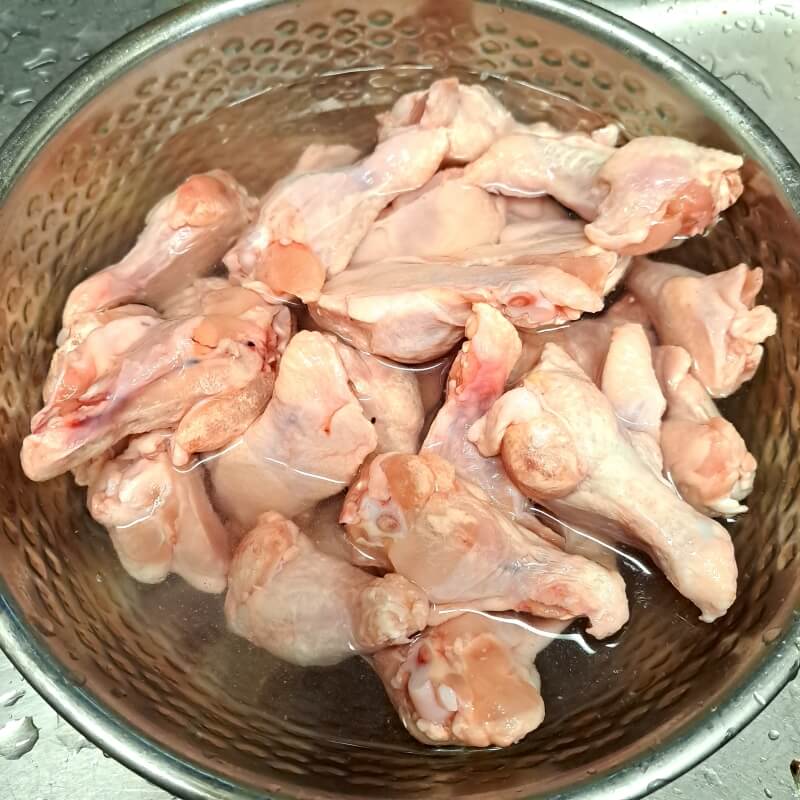 해동시키고 있는 닭봉