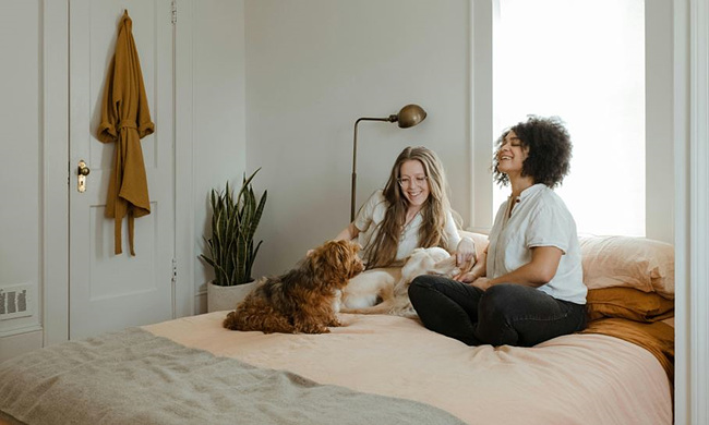 집안에 반려동물과 함께 웃고 있는 사진