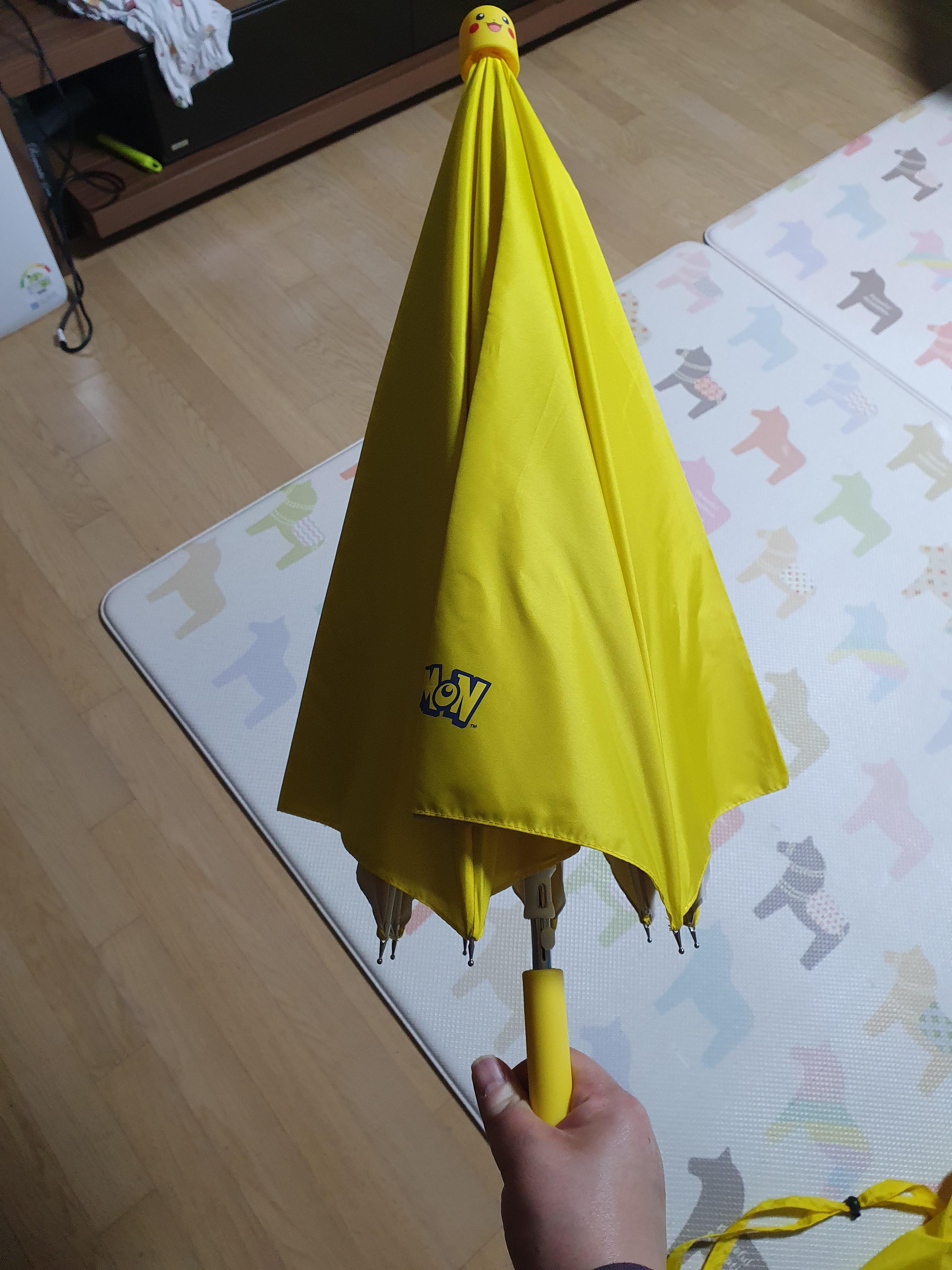 던킨에서 팔았던 피카츄 우산 펼치기전 사진