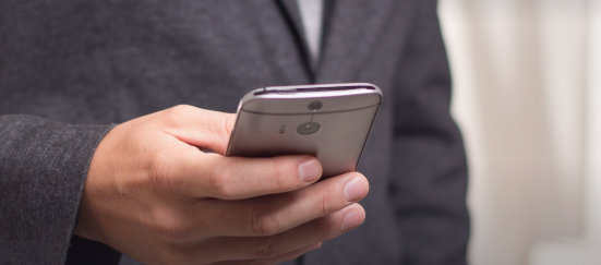 "중고 스마트폰을 손에 들고 있는 사람의 모습"