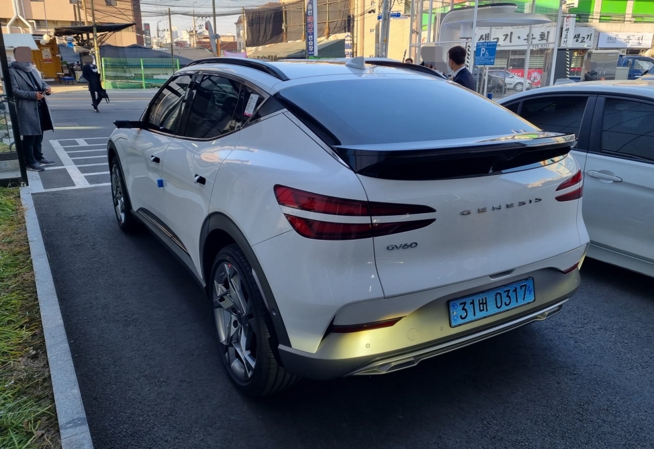 제네시스 GV60 뒷모습입니다.