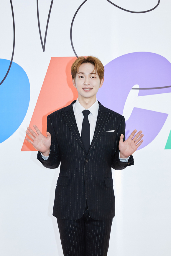 11일 샤이니 온유가 미니 2집 &#39;DICE&#39; 발매 기념 온라인 기자간담회에서 포토타임을 갖고 있다. [사진=SM엔터테인먼트]