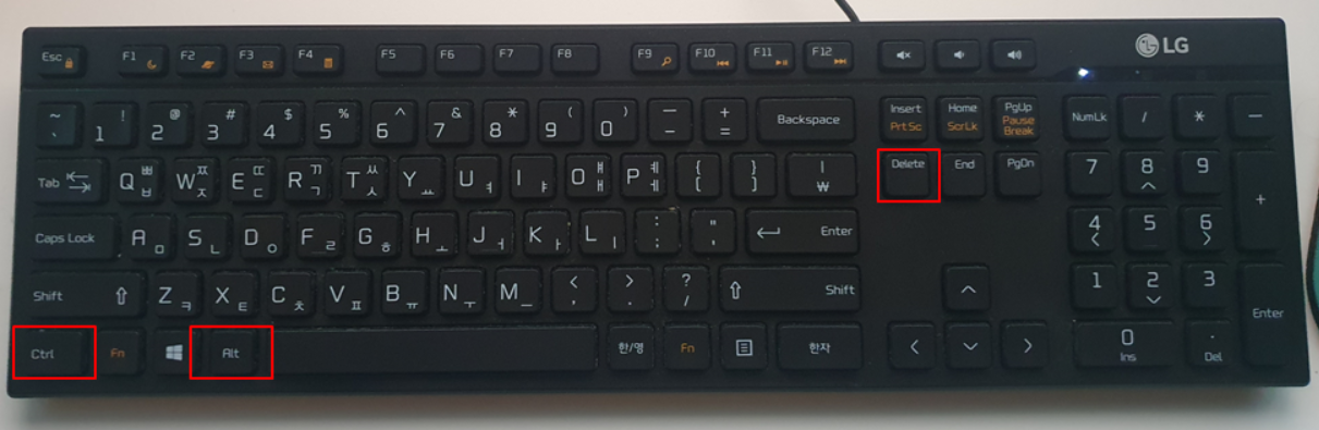 키보드 사진, 컨트롤 알트 딜리트 키에 빨간색 테두리가 그려져 있는 사진