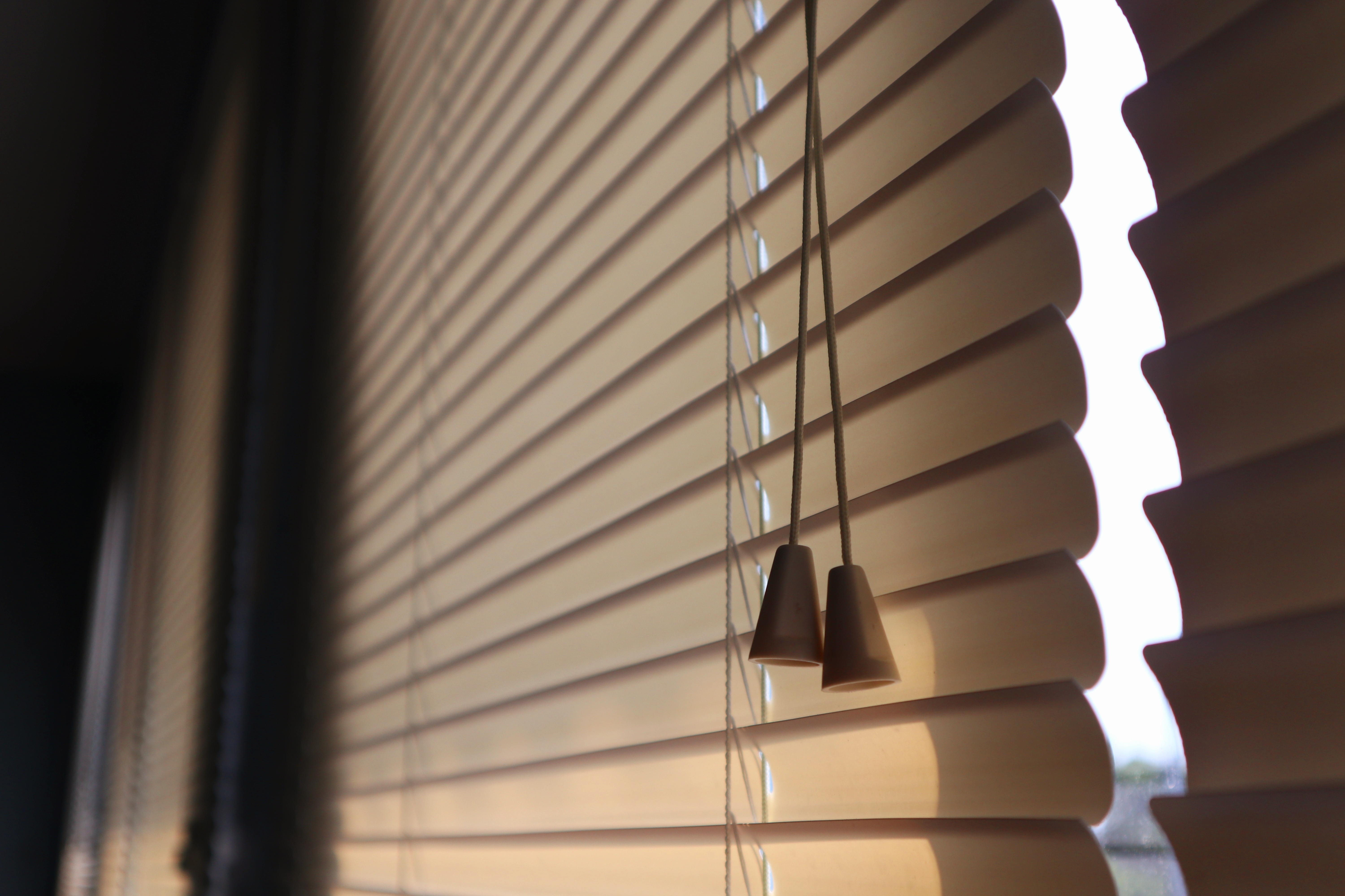 여름철 실내 온도를 낮추기 위해 햇빛을 차단하는 블라인드