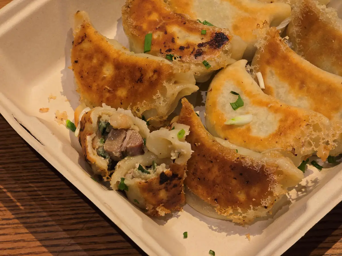 속재료가 보이도록 찢어 놓은 동파육 만두