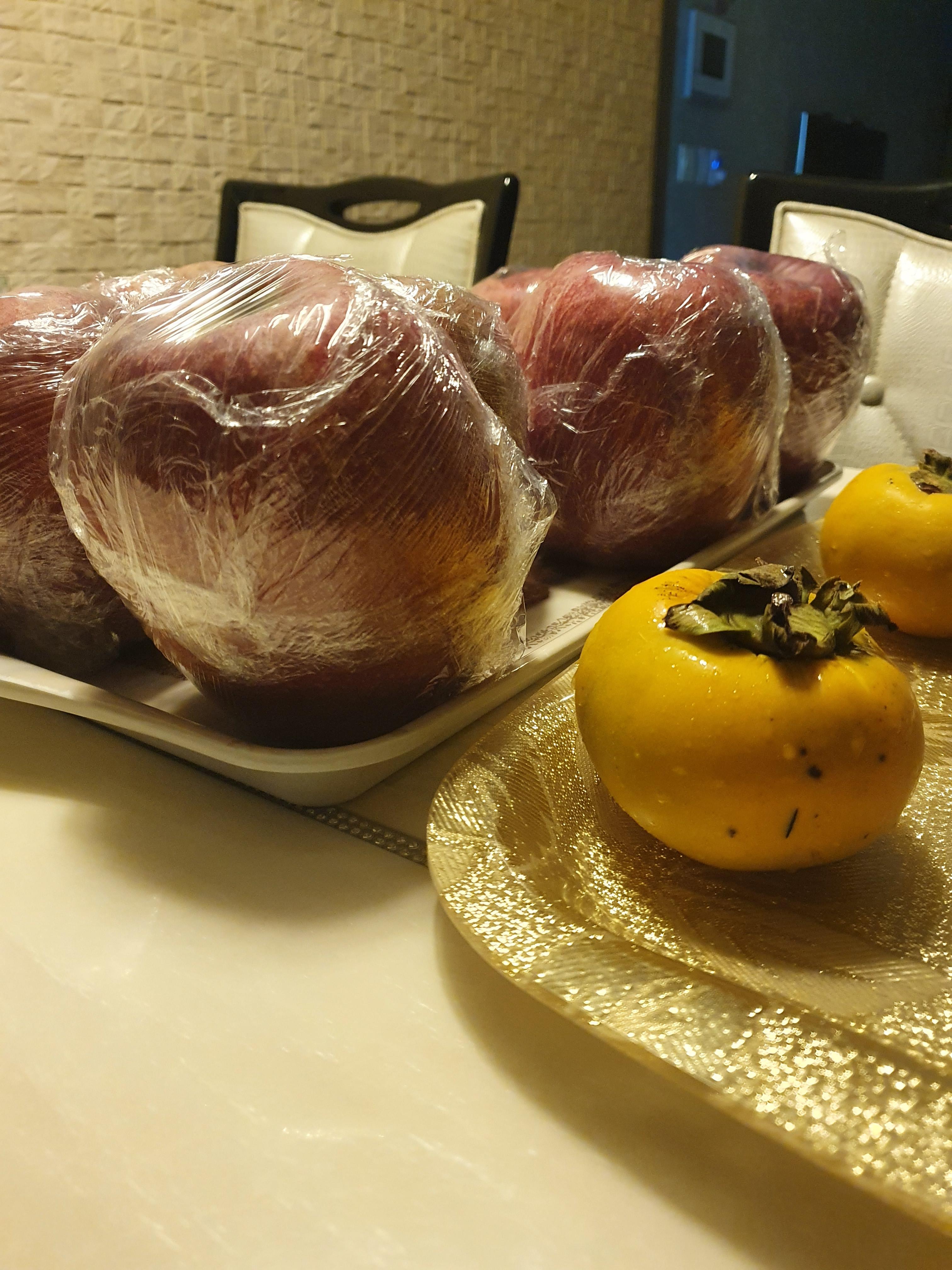 감홍 사과 특대형과 일반 단감 사이즈 비교