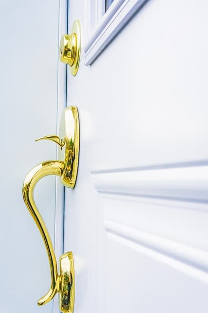 문 손잡이의 질감이 신뢰감에 미치는 영향 — ‘첫 접촉’이 만들어내는 무의식적 신호