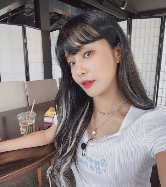 커피숍안에서-긴머리여성