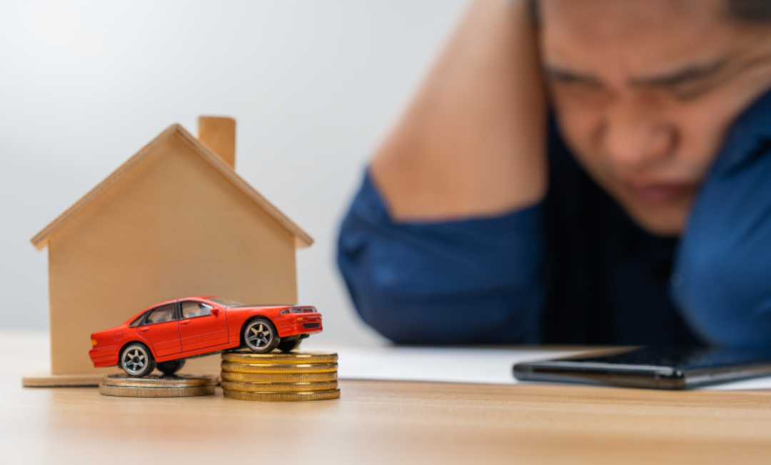 빚으로 인해 한 남자가 괴로워 하고 있다.