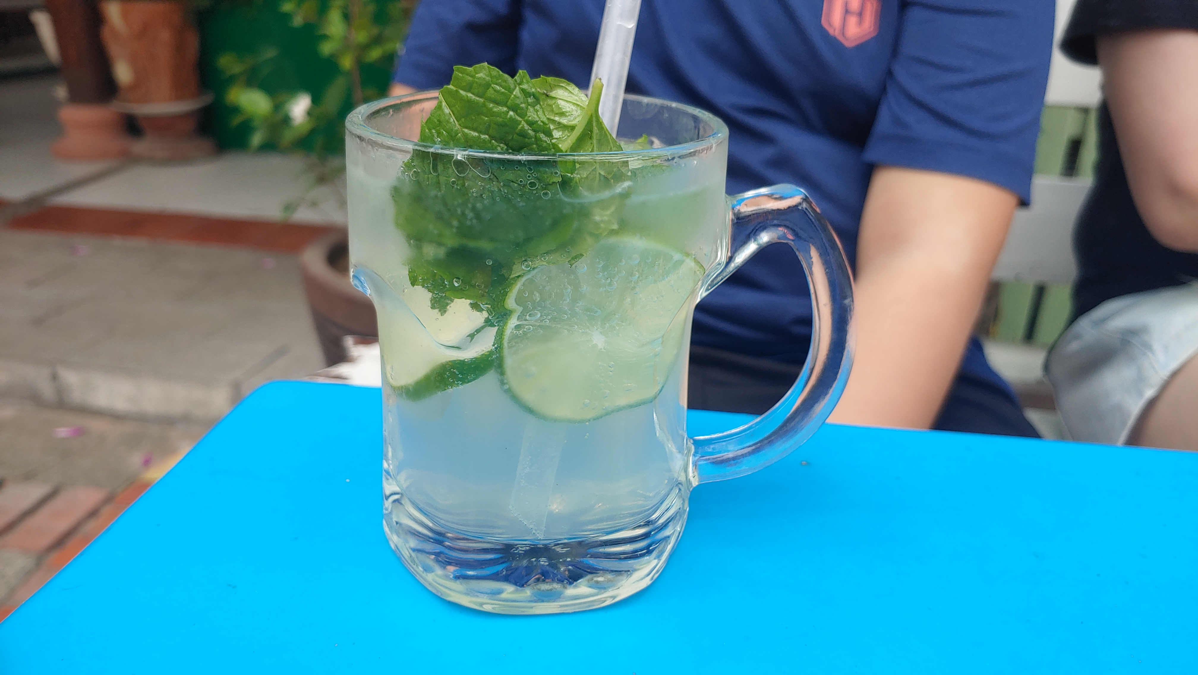 라임과 민트가 들어 있는 모히또