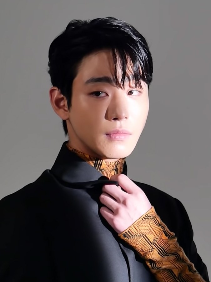 검은 재킷을 입은 배우 안효섭 화보 촬영 모습