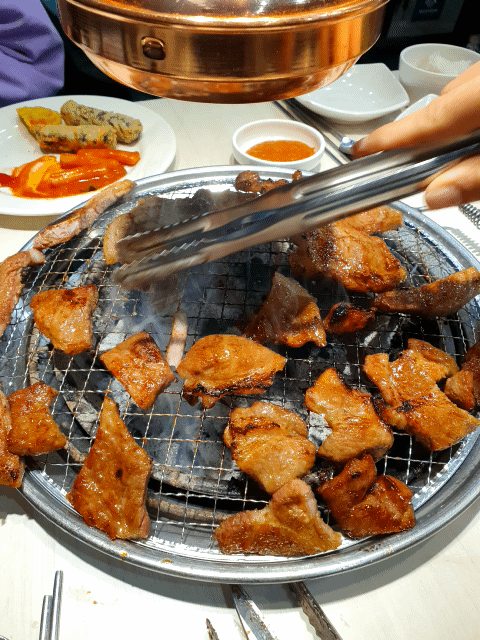 맛있게 굽고 있는 명륜 진사갈비 갈비살 타면 안돼!!