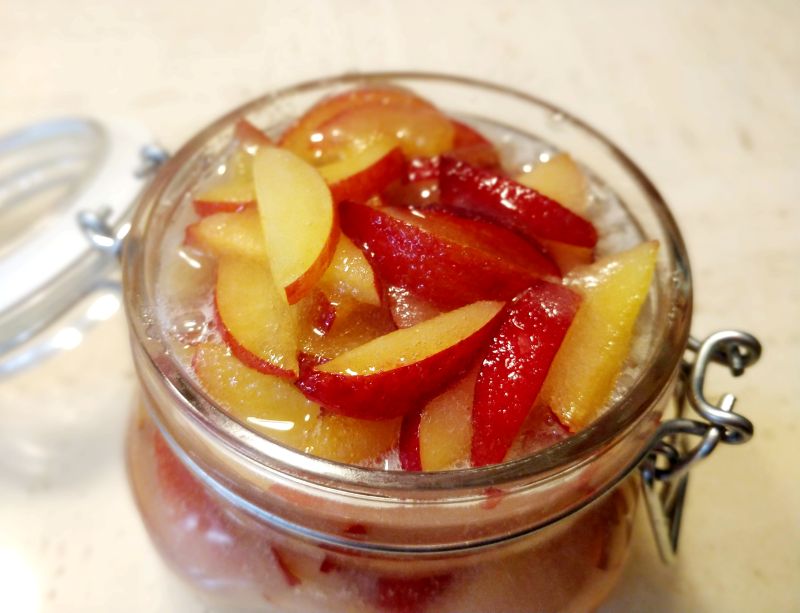 소독한 유리병에 완성된 자두청을 담는사진