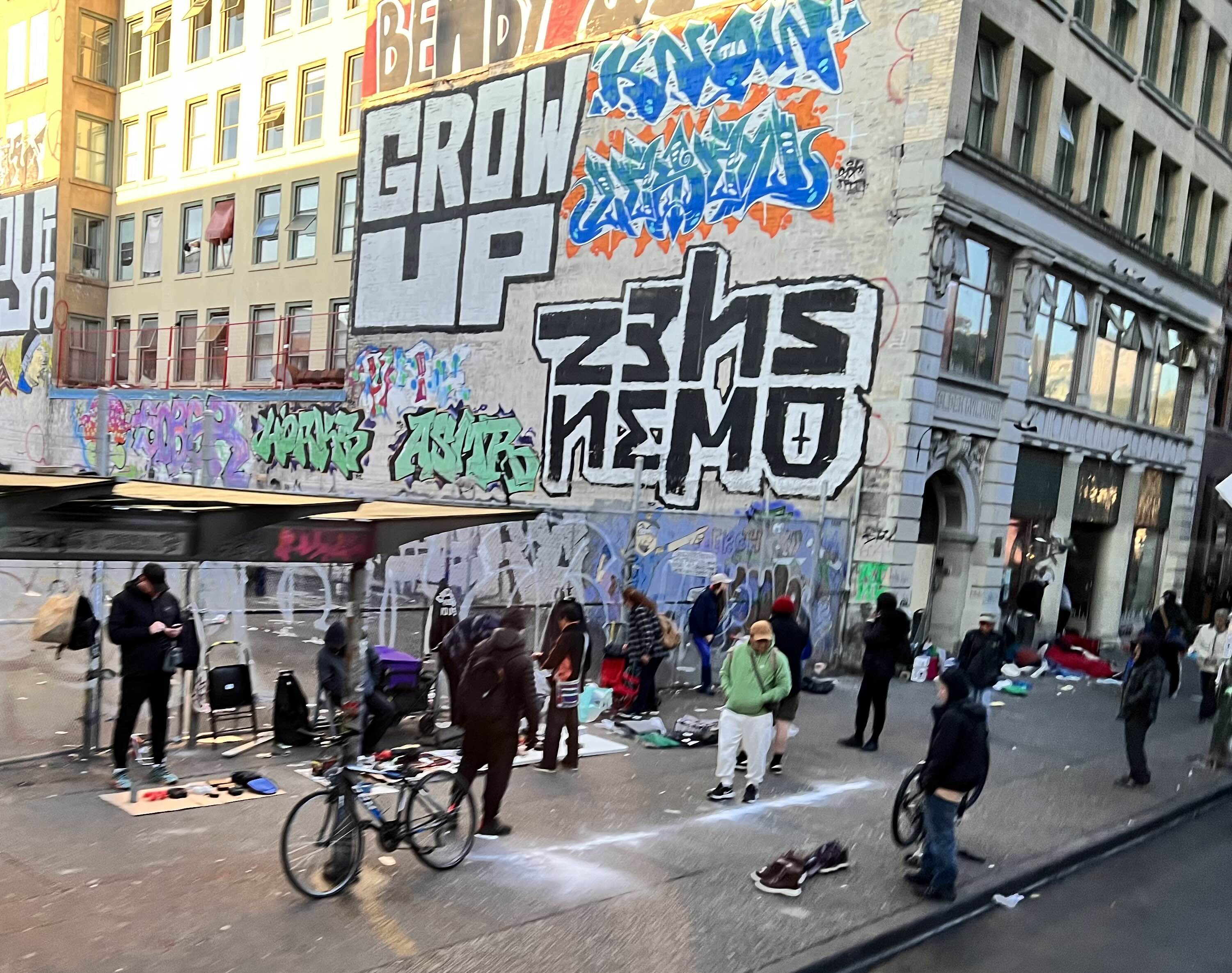 헤이스팅스 거리. 마약 중독자, 노숙자가 가득하다.