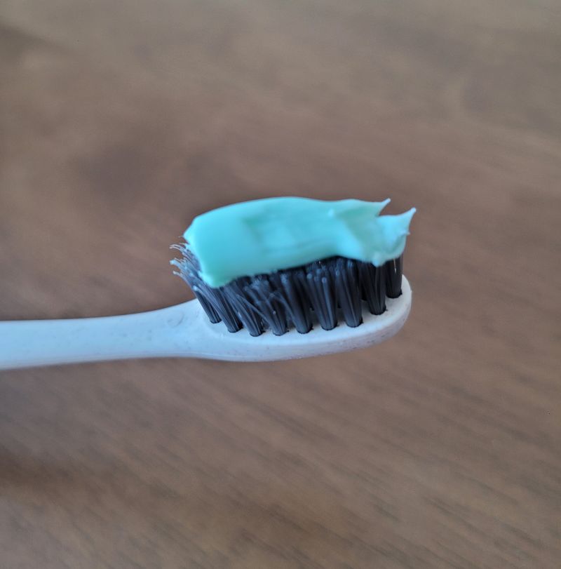 칫솔에 짠 덴티스테 치약 사진