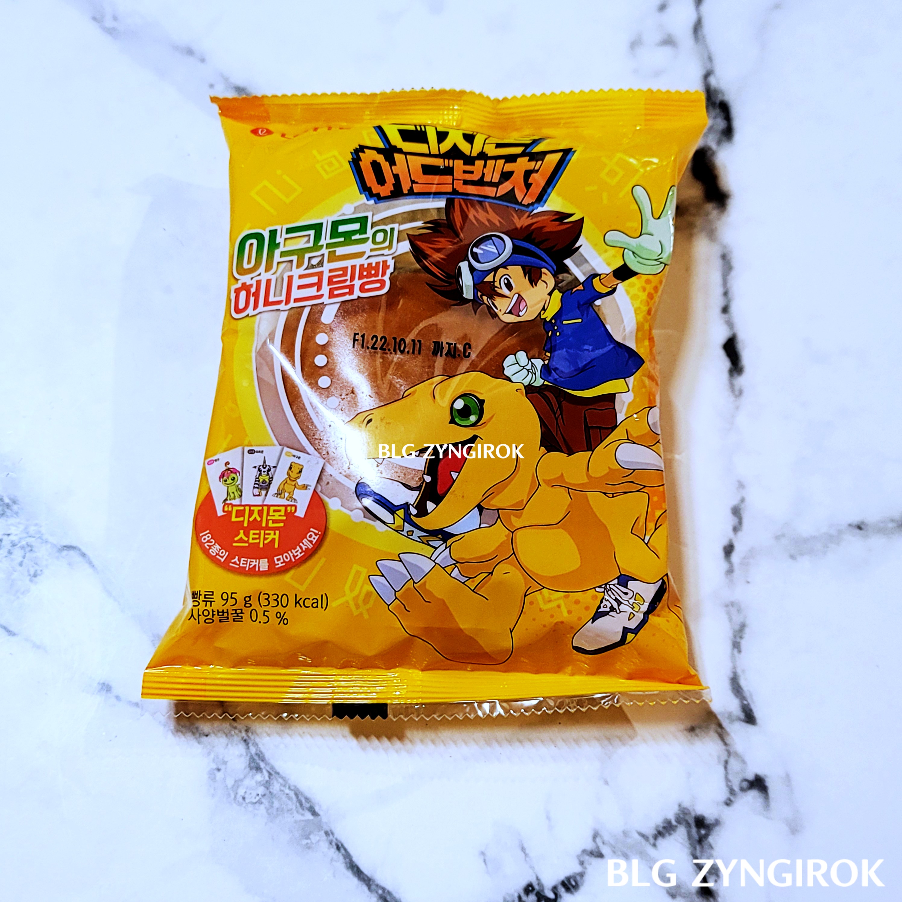 아구몬의-허니크림빵이-하나-놓여있다.