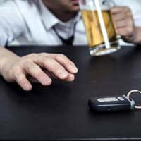 술을-마시고-차키를-잡으려는-사진