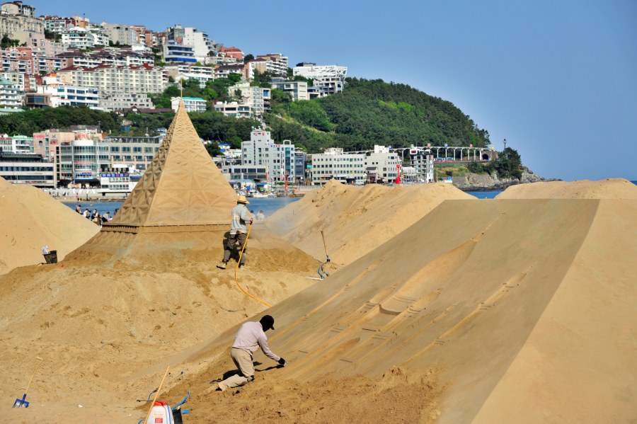 2022년 5월 해운대 해수욕장 모래 축제 준비 모습