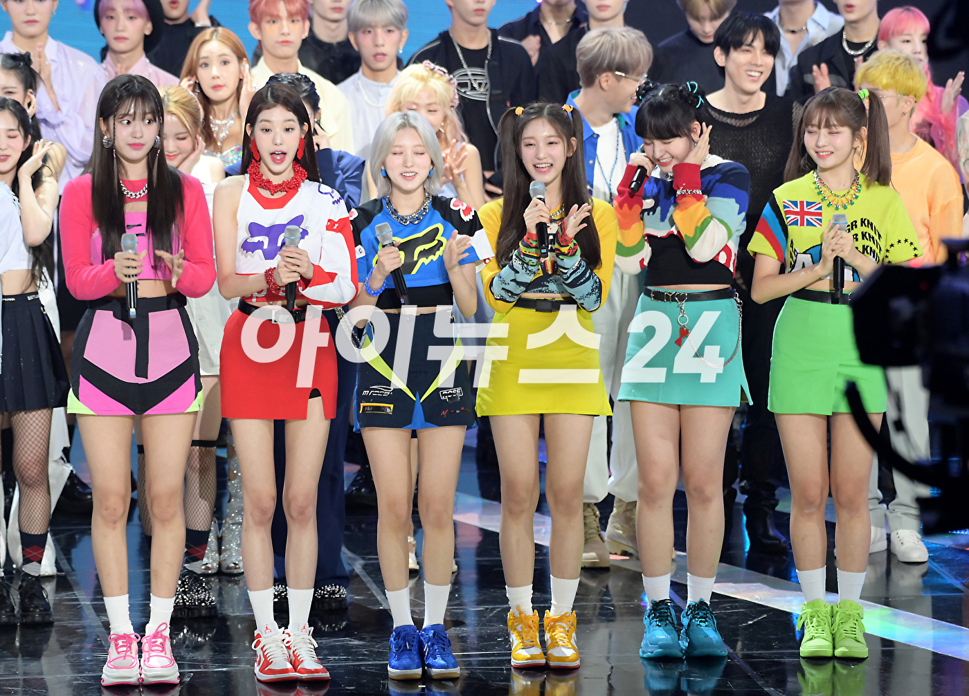 그룹 아이브가 30일 서울 상암동 SBS프리즘타워에서 열린 SBS M '더 쇼' 생방송에서 1위인 '더쇼 초이스'를 수상하고 기뻐하고 있다. [사진=정소희 기자]