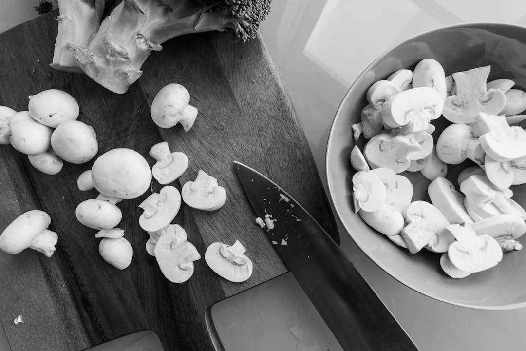 먼저, '고추장진미채볶음 레시피'에서 가장 중요한 명사 하나를 추천하자면, '고추장'이 적합합니다. 이는 전체 요리의 핵심 양념이자 맛을 결정하는 주요 재료이기 때문입니다. 영어로는 'gochujang'으로 표기할 수 있습니다.