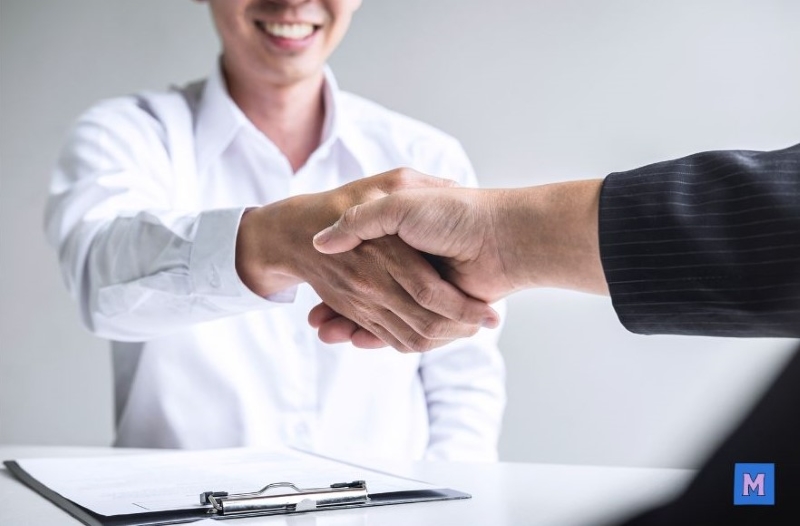 청년 취업 성공패키지를 통한 성공적인 취업 악수 장면 via canva