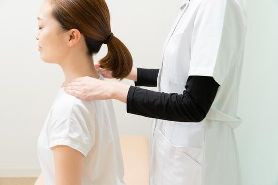 라운드 숄더 치료 &mdash; 현대인의 잘못된 자세 교정법