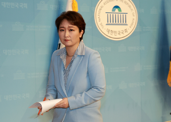 이언주 전 의원이 16일 오전 서울 여의도 국회 소통관에서 더불어민주당 복당 관련 기자회견을 마치고 이동하고 있다. 2024.02.16. [사진=뉴시스]