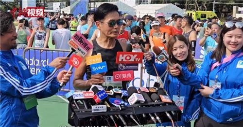 70세에 가까운 홍콩 톱스타 저우룬파(주윤발)가 지난해에 이어 두 번째 하프 마라톤 완주한 뒤 취재진과 인터뷰하는 모습. [사진=중국신문망 영상 캡처]
