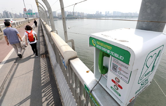 서울 마포대교 난간에 매달려 있던 10대 여학생을 구조하려던 경찰관이 함께 한강에 떨어졌다가 구조됐다. 사진은 마포대교. [사진=뉴시스]