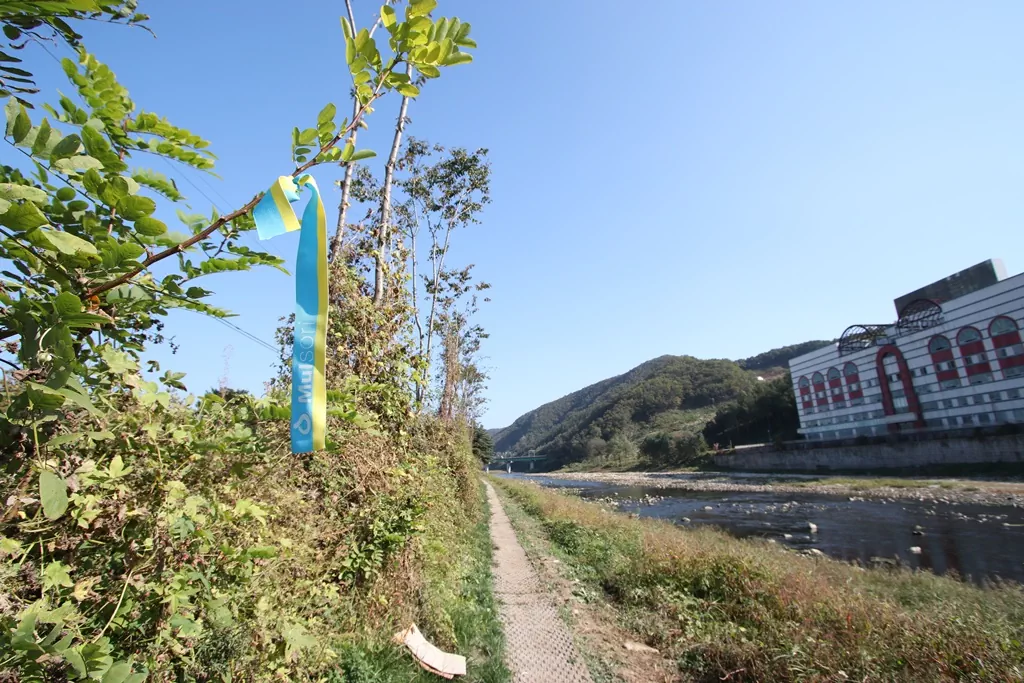 양평물소리길 5코스 중반 흑천을 따라 이어진 제방길 사진.