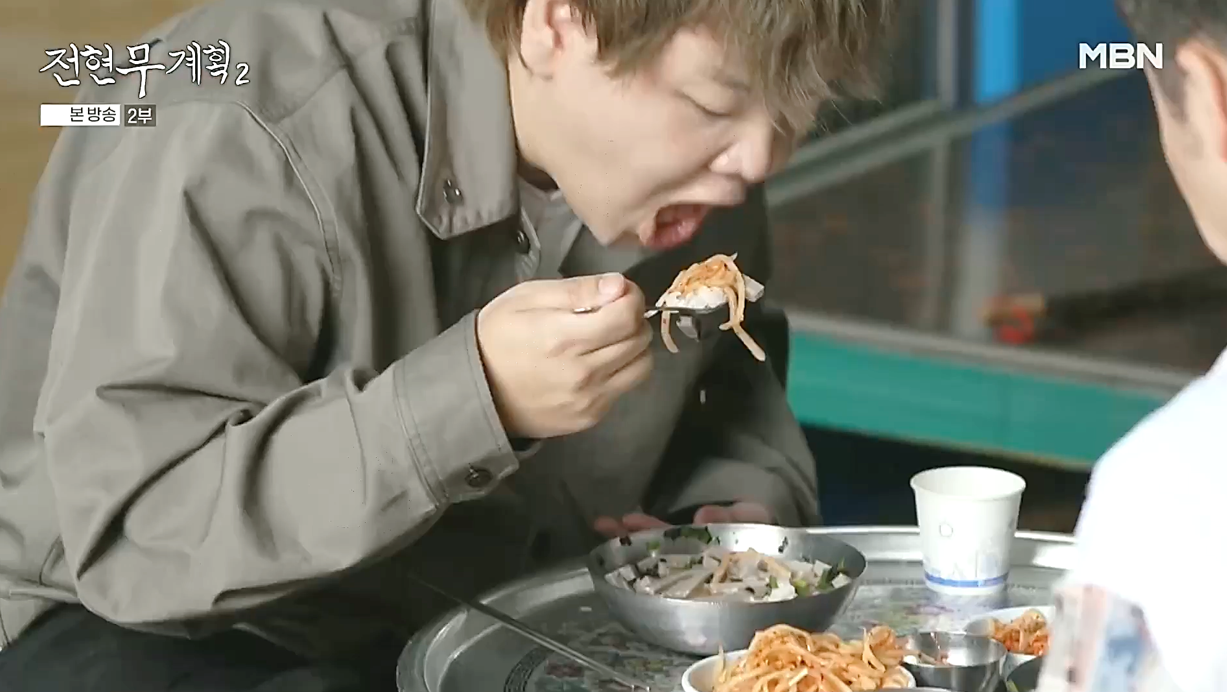 대구 할매묵집에서 메밀묵채에 무생채를 넣고 밥을 말아 맛있게 먹고 있는 곽튜브, 전현무계획2 방송 장면