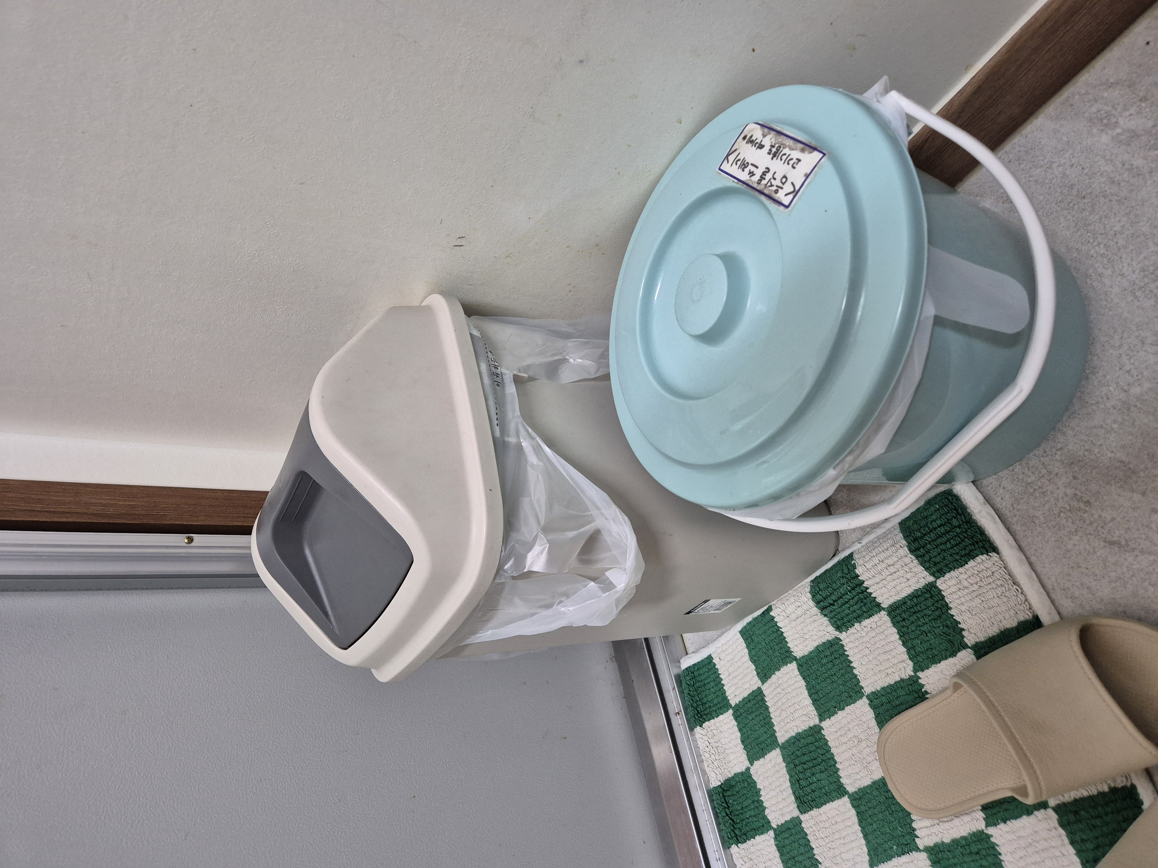 B시트 별채 주방 쓰레기통