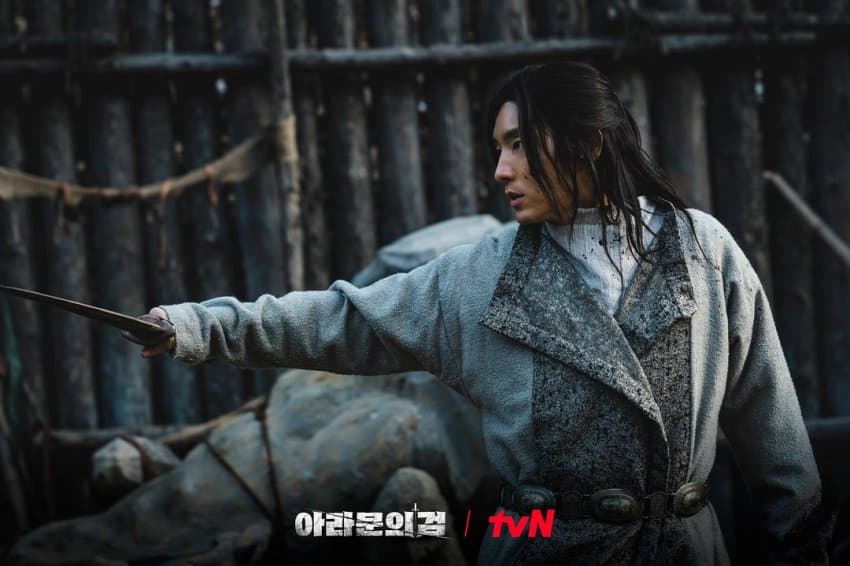 떼사리촌에 나타나 도와주는 은섬