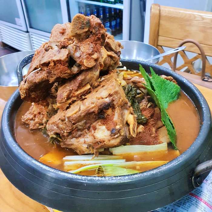 생방송투데이 인천 소래포구 높이만 25cm 산더미 뼈탑 감자탕 맛집