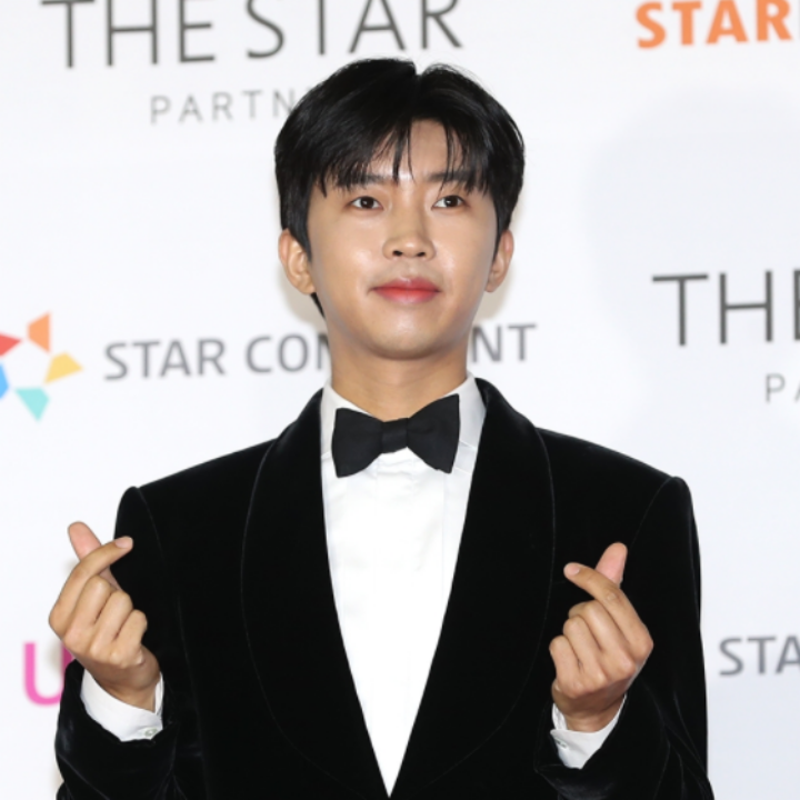 임영웅-블랙수트-손가락-하트-보타이