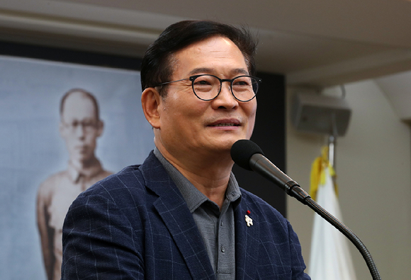 송영길 전 더불어민주당 대표가 지난 8월17일 서울 프레스센터에서 운암김성숙선생기념사업회 주최로 열린 '2023년 운암 김성숙 학술 심포지엄'에서 축사를 하고 있다. [사진=뉴시스]