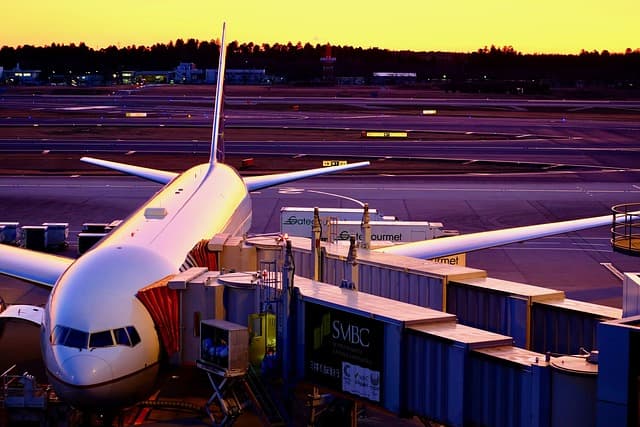 폐쇄된 공항의 폐쇄 결정 과정에 대한 문서 분석