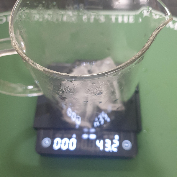 서버에 얼음이 담겨 있다. 저울은 43.2g을 가르킨다.