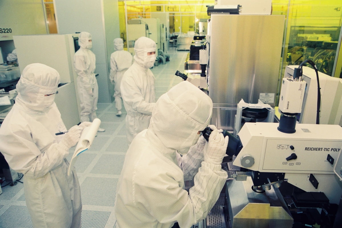 1995년 경기도 이천 현대전자 반도체 생산라인.