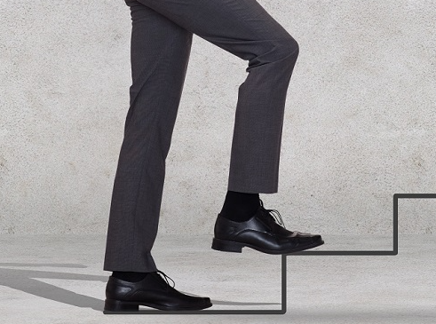 출근길, 점심시간을 이용하여 계단오르기를 하고 있다