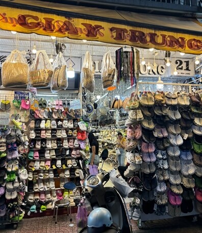 호치민-벤탄시장-근처-크록스-운동화-정찰제-가게